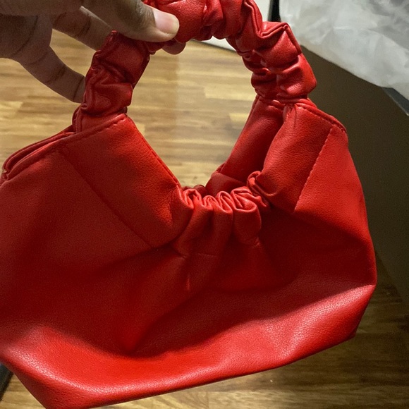 Minimalist Ruched Satchel Bag - Picture 2 of 4